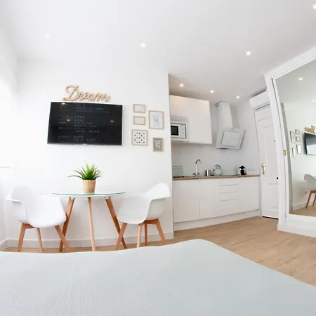På 25 M² I Centrum Med 1 Og 1 Private Badeværelser * Torremolinos